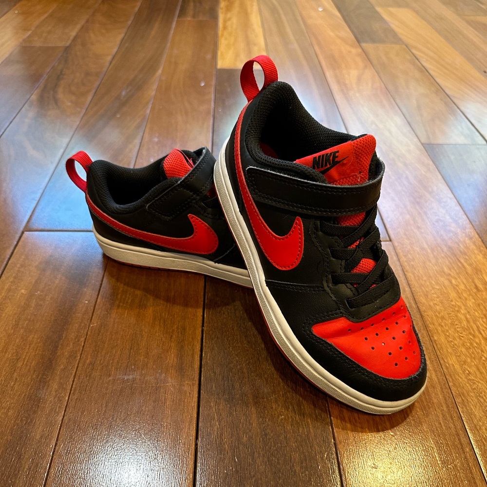 Boys Nike leather sneakers. Size 13